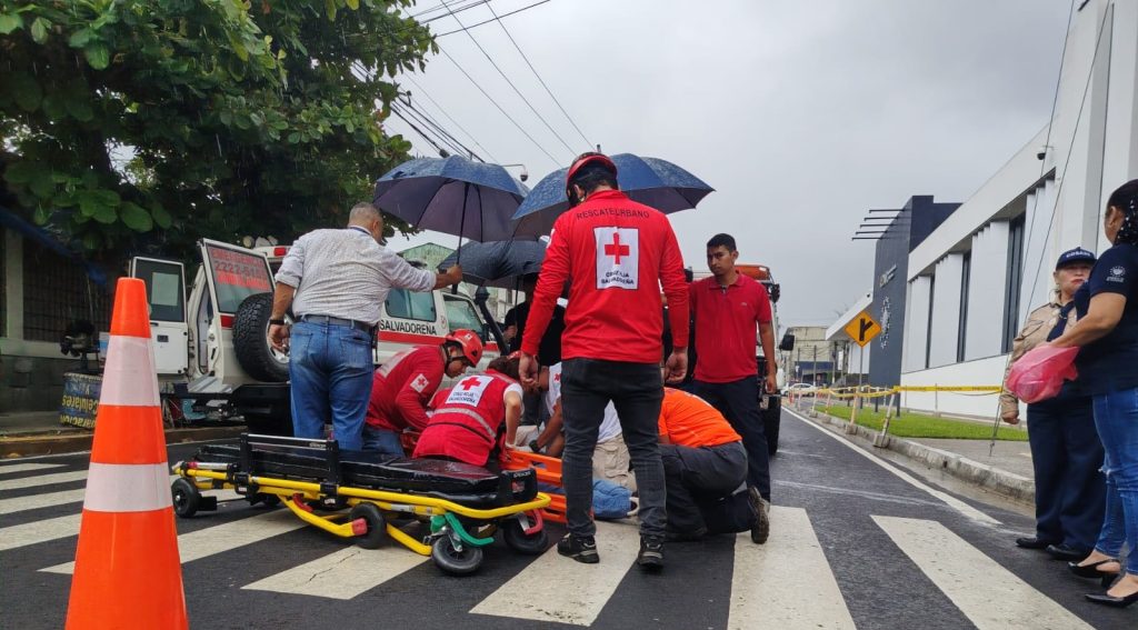 Auxilian a persona atropellada en la 1° calle poniente y la 43 avenida norte, San Salvador
