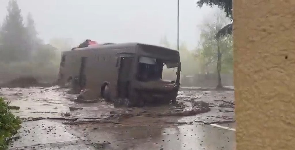 Imágenes impresionantes: Aluvión arrastra un bus y otros vehículos en Las Condes, Chile