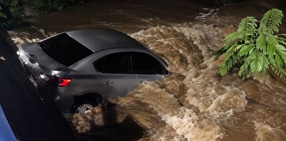 Carro particular cae a río tras fuertes tormentas en Acasaguastlan, Guatemala