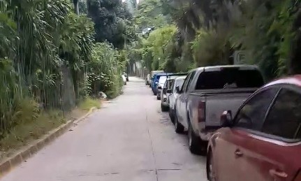 Denuncian a parejas por hacer “el delicioso” en carros estacionados cerca de conocida universidad