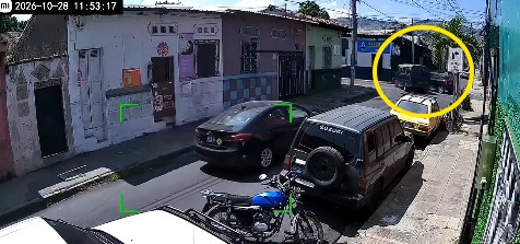 Captan momento cuando carro compacto y microbús chocaron en Santa Ana