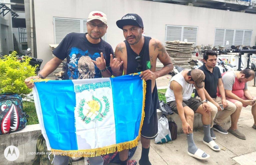 Fanáticos de Iron Maiden acampan afuera del “Mágico González” para ser los primeros en ingresar al concierto