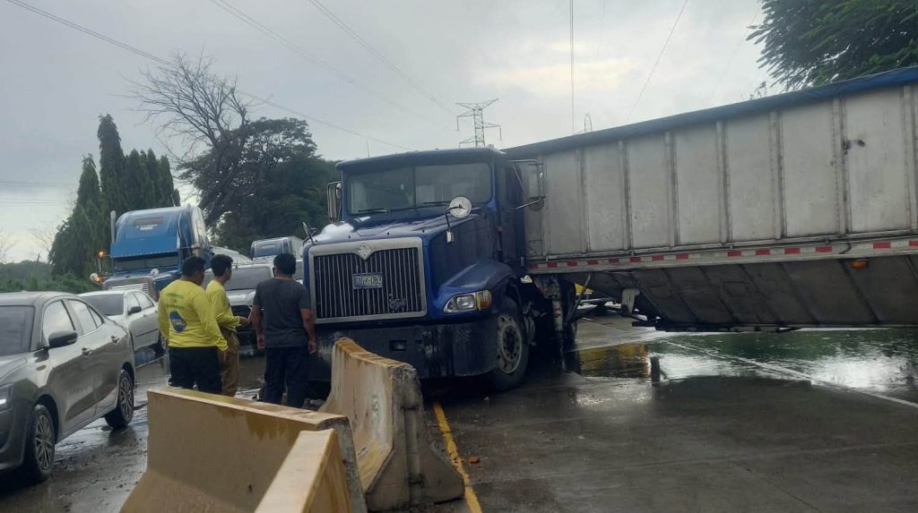 Furgón se estrella contra separadores de carril en la carretera a Sonsonate