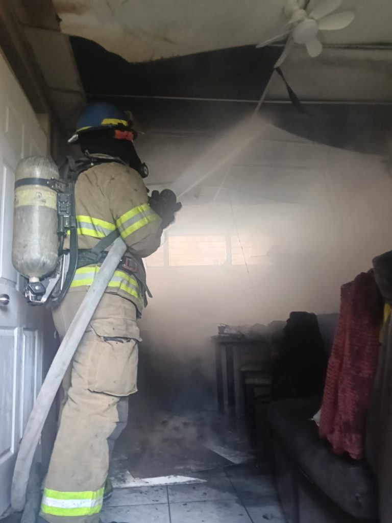 Incendio reduce a cenizas 2 apartamentos en la colonia Zacamil