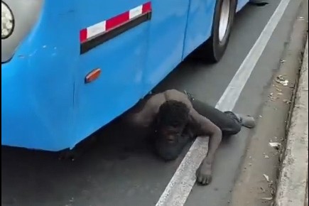 Encuentran a colombiano en situación de calle dormido en el chasís de un autobús