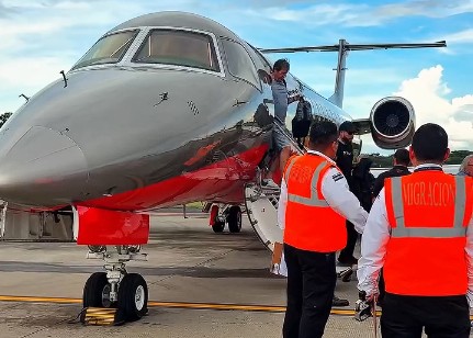 Así fue la llegada de la mítica banda Iron Maiden al aeropuerto Internacional de El Salvador
