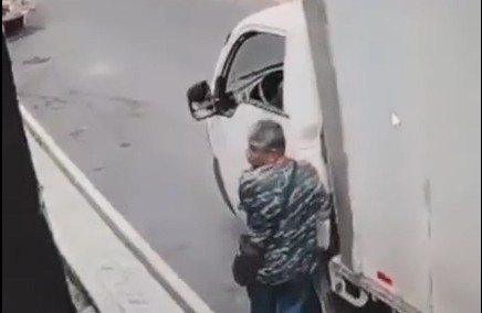 Piden los “3 Doritos Después” para señor captado robando un celular de un camión en Ilobasco