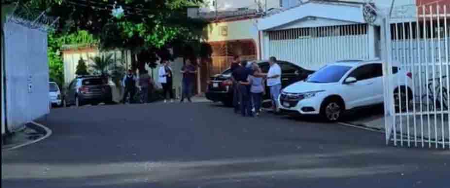 Logran abrir los portones que directiva se apropió de una calle pública en San Salvador