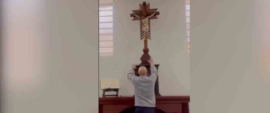 COLOMBIA: a otro sacerdote le cae una cruz cuando estaba en la iglesia