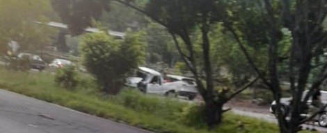 Este es el instante exacto cuando pick up choca contra árbol en El Carmen, Cuscatlán