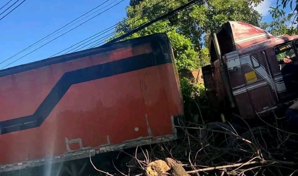Rastra choca contra una vivienda en Concepción Batres, Usulután