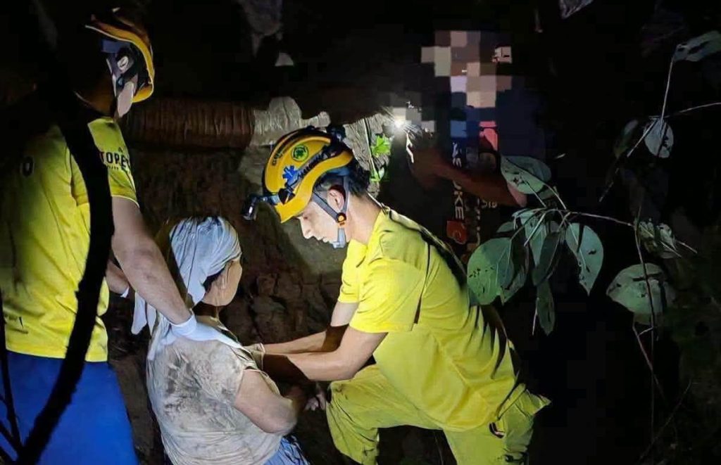Auxilian a señora tras caer en barranco de 10 metros de profundidad en El Refugio, Ahuachapán