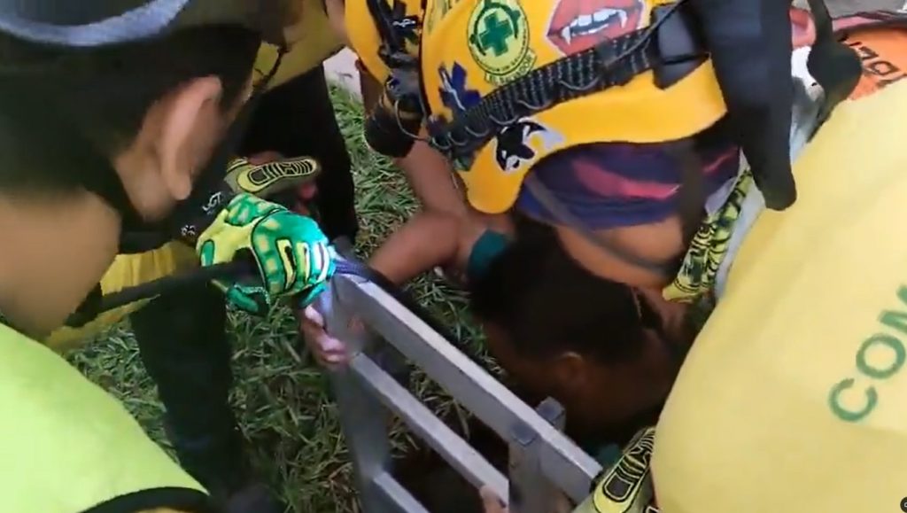 Rescatan a hombre que cayó 8 metros en alcantarilla en San Salvador