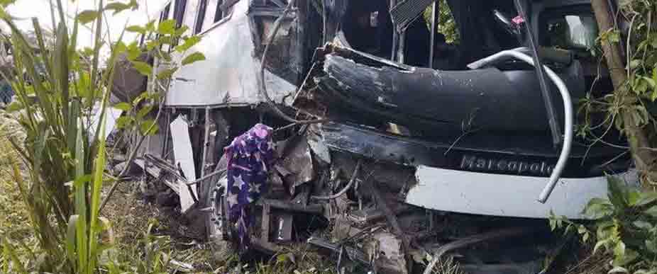 HONDURAS: busero y camionero impactan de manera frontal y dejan 35 pasajeros lesionados