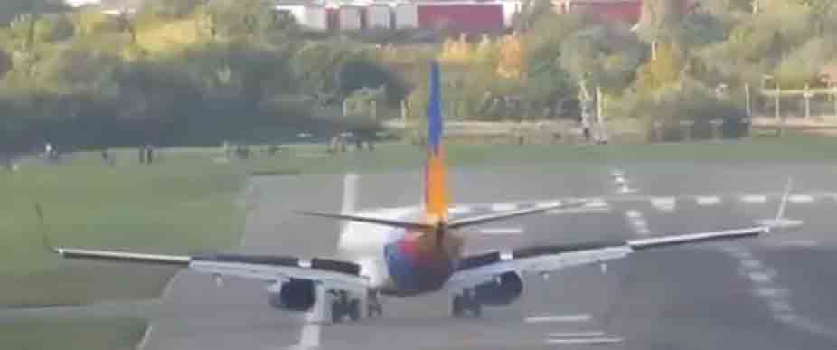 REINO UNIDO: un avión se sale de la pista cuando aterrizaba