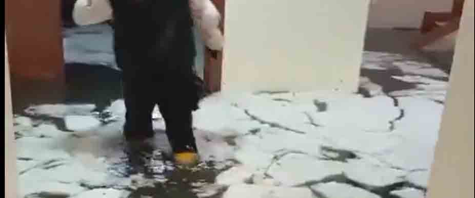 ECUADOR: fuertes lluvias dejan intensa granizada en colegio