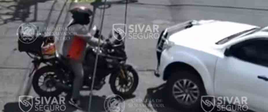 Piden los 3 Doritos para conductor de pick up que impacta contra biker y se va