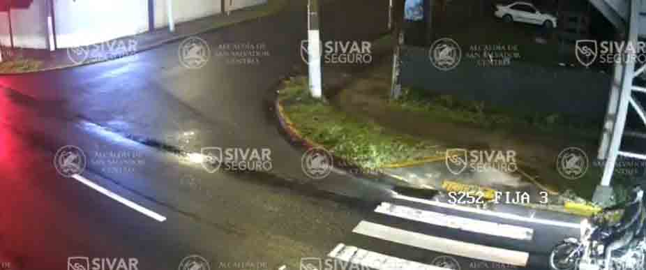 Captan como conductor embiste a un biker en la alameda Manuel Enrique Araujo