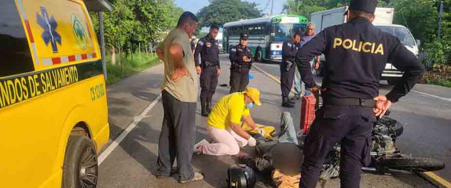 Auxilian a motociclista que chocó contra la parte trasera de un rastra en Zacatecoluca