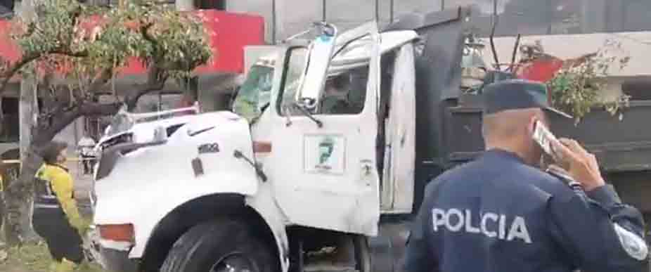 Decomisan camión que derribó 4 postes tras violento choque en el bulevar de Los Próceres