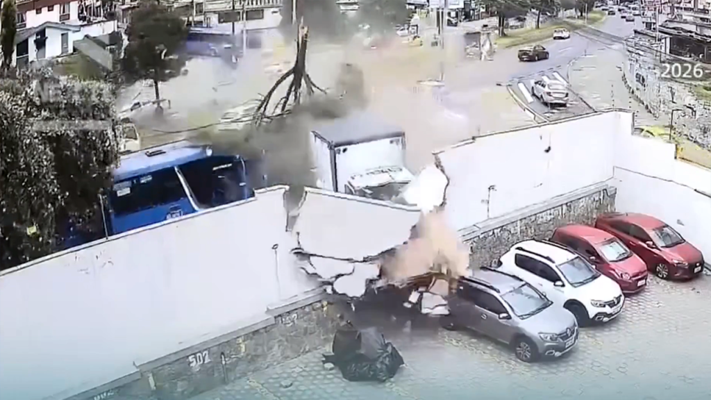 El momento exacto cuando un camión sin frenos impacta contra un bus y un muro en Ecuador