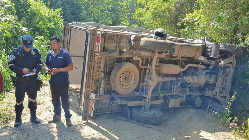 Reportan varios lesionados tras volcar el camión en el que viajaban en Panchimalco