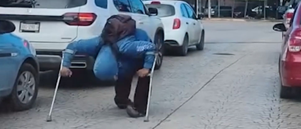 México: exponen a un hombre que fingía discapacidad para pedir dinero en semáforos