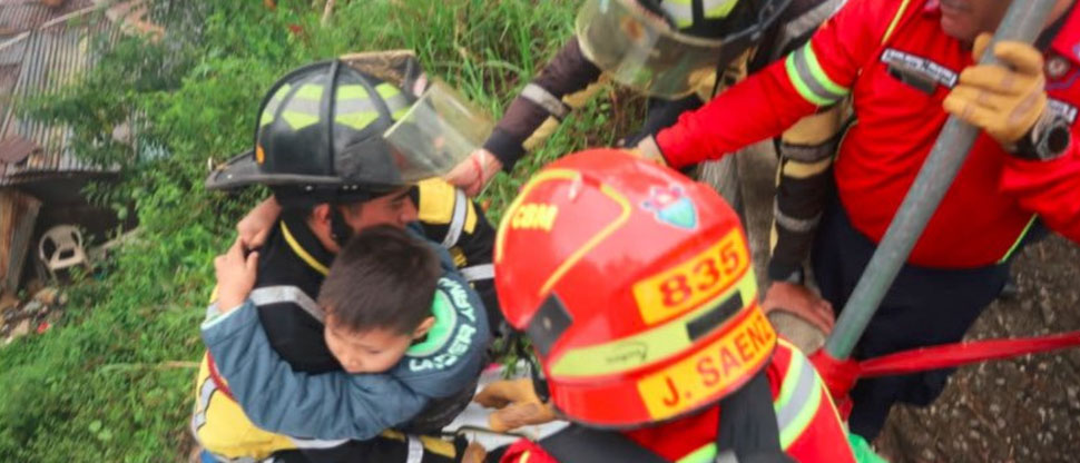 Guatemala: socorristas rescatan a cuatro personas tras derrumbe de vivienda que dejó un fallecido