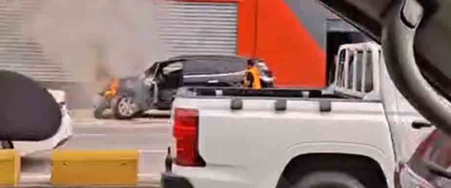 Un carro se prende en llamas en la zona de la Ceiba de Guadalupe