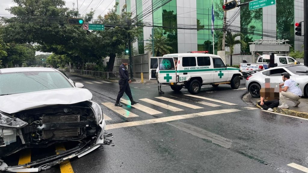 Fuerte accidente deja a dos personas lesionadas en San Salvador