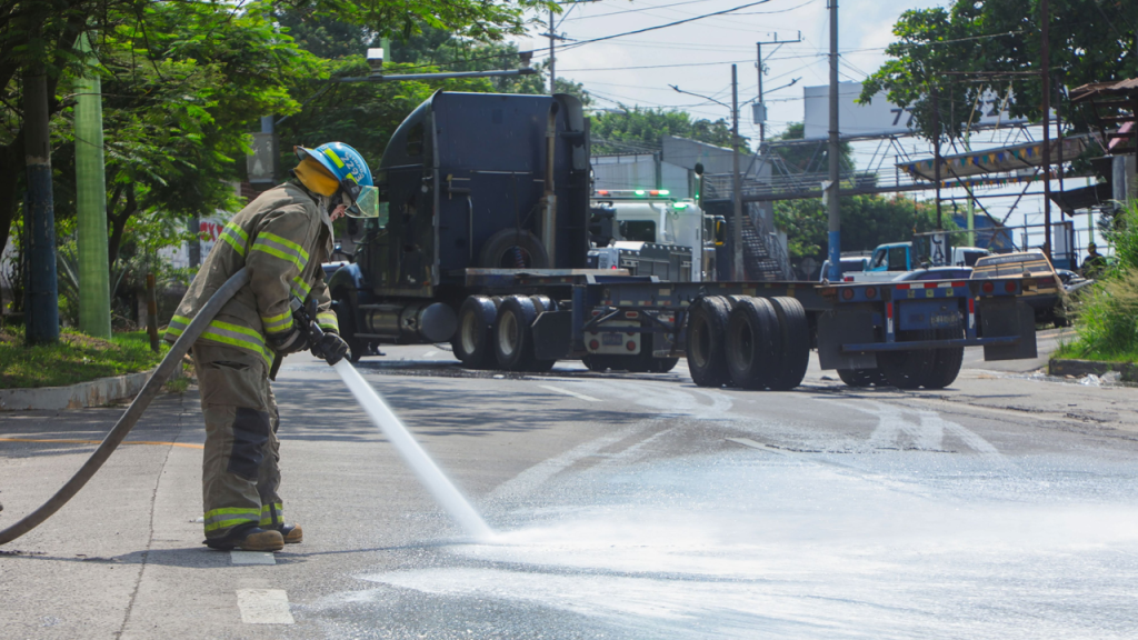 Retiran derrame de aceite y combustible provocado por rastra accidentada en la Troncal del Norte