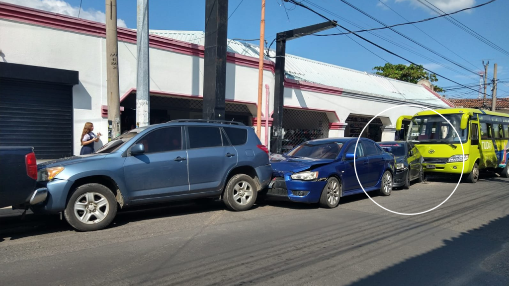 Microbusero no respeta señal de ALTO y provoca múltiple accidente en Santa Ana