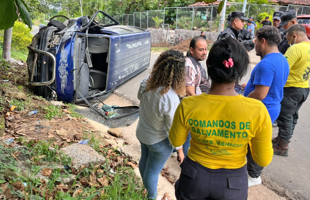 Microbús escolar se estrella contra un poste y vuelca en Ciudad Arce