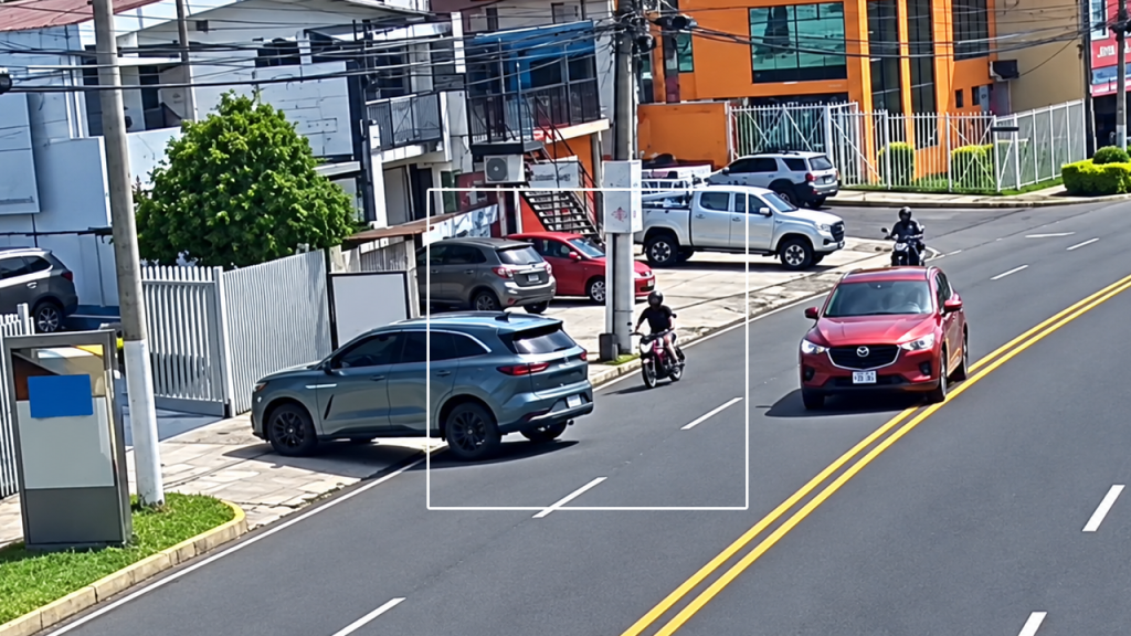 Conductor se pasa doble línea amarilla y provoca colisión con un motociclista en Merliot