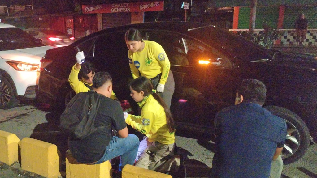 Atienden a motociclista que fue embestido sobre la Juan Pablo II