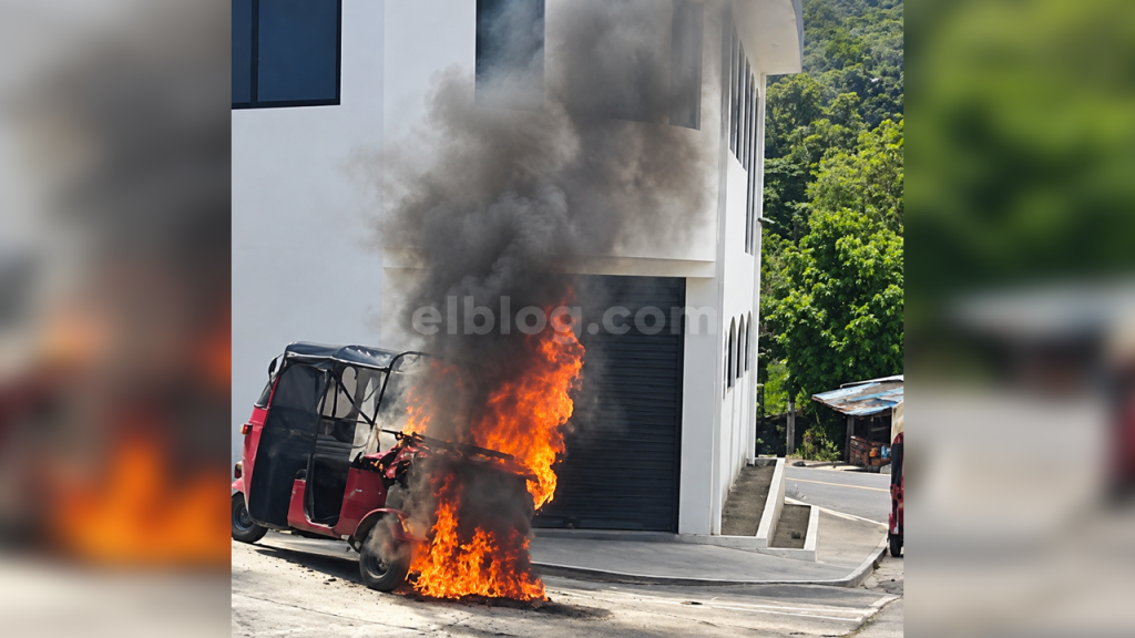 Mototaxi es consumida por las llamas en Cuscatlán