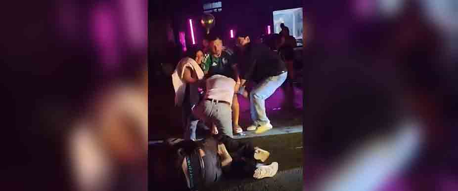 Jóvenes borrachos se van a las trompadas afuera de una disco en Sonsonate