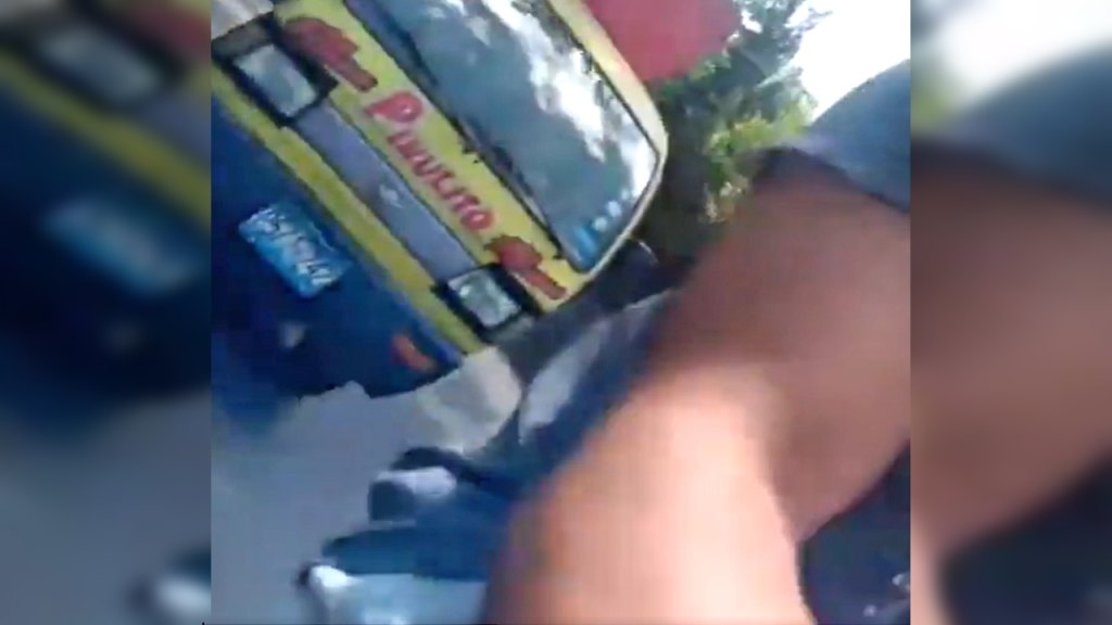 Denuncian a conductor de un panelito por poner en peligro a un motociclista