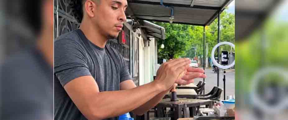 Viralizan a migueleño que decidió hacerse pupusero para salir adelante