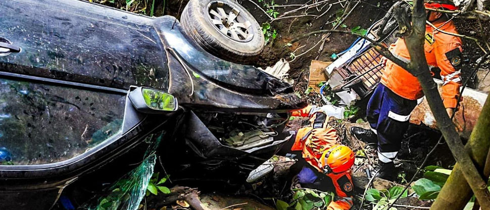 Rescatan a dos personas que se accidentaron con su vehículo y cayeron a un barranco
