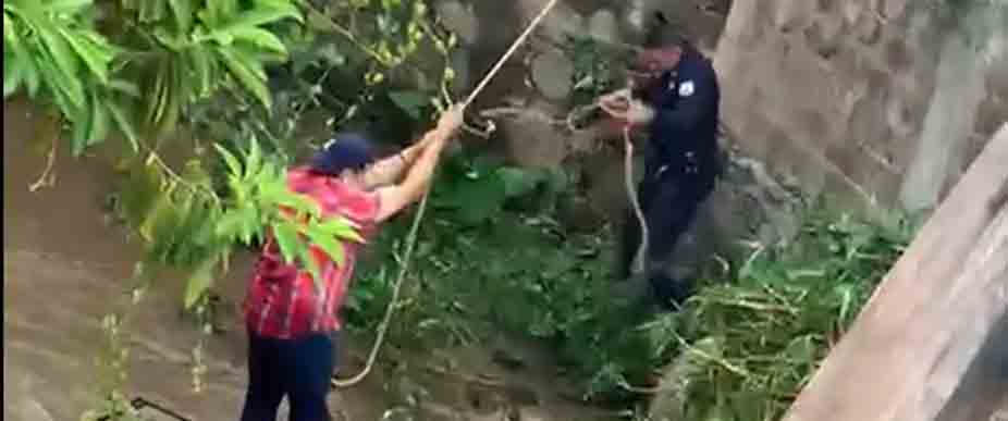Policía rescata a conductor que estaba atrapado en Morazán