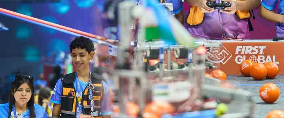 Jóvenes salvadoreños consiguen el oro en competencia de robótica en Corea