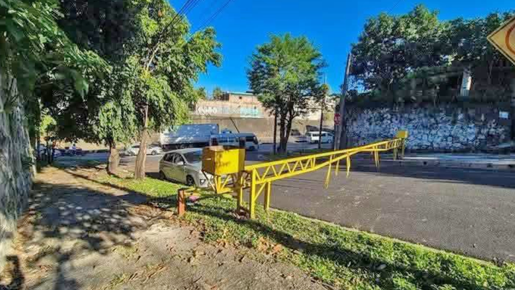 Retiran pluma que por años dificultó el paso vehicular en colonia San Joaquín, San Salvador