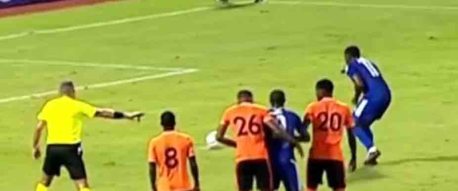 ¡Tanto esperar para nada! Delantero demora la ejecución de un penal y esto ocurrió
